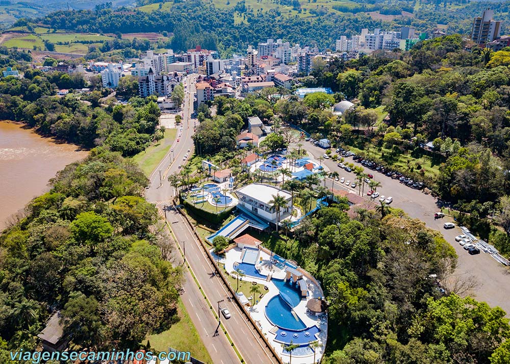 Termas de Piratuba e a cidade ao fundo