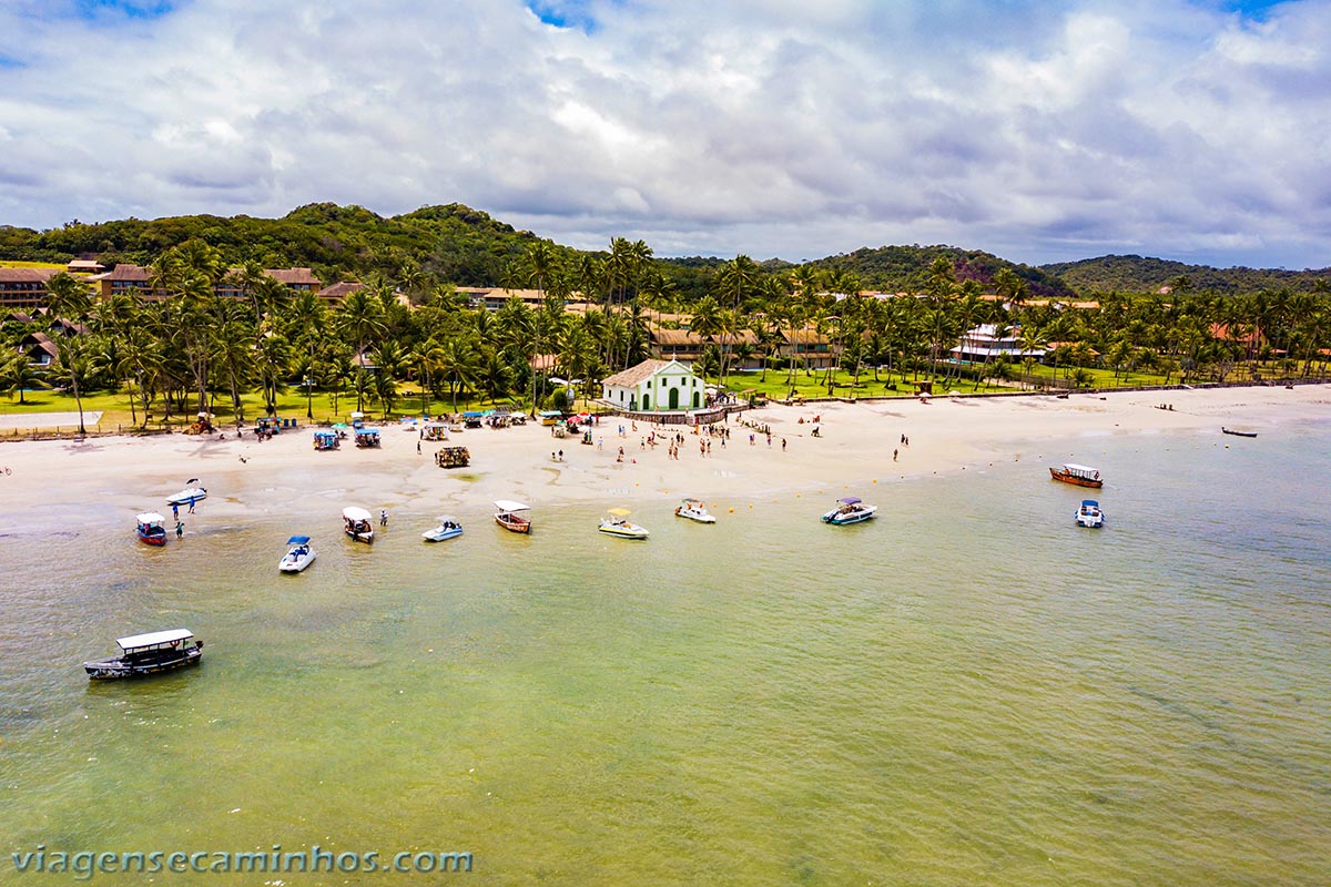 Praia de Carneiros e Igreja São Benedito