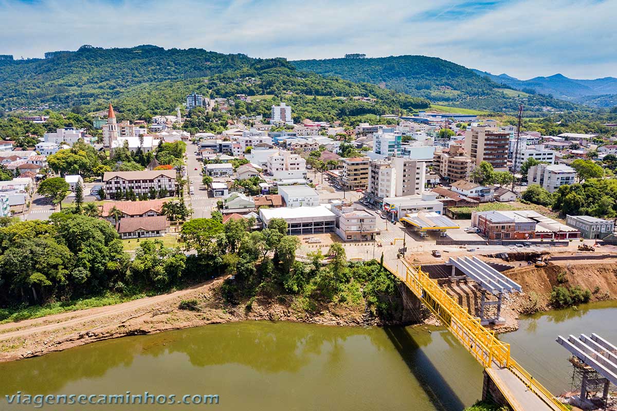 Ponte do Rio Caí e o centro da cidade ao fundo